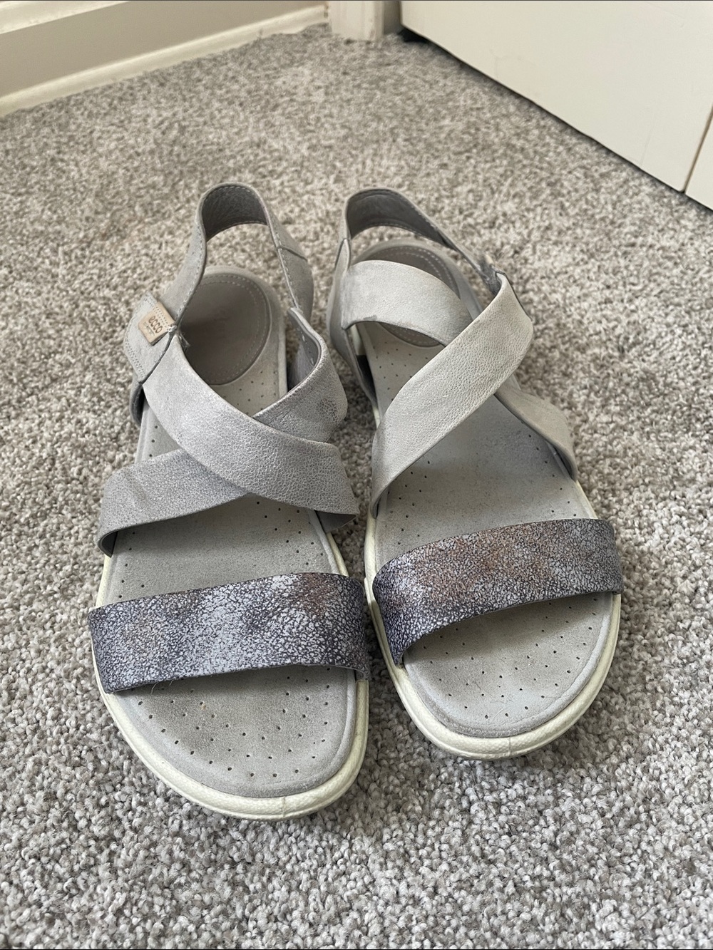 Ecco Women's Flowt Light Gray / mottled Cross-Strap Sandals Leather Sz 8